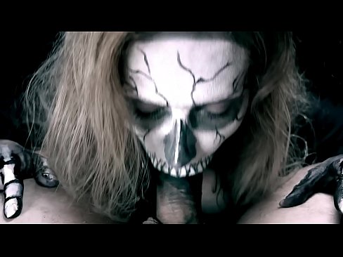 ❤️ Demon cailín sucking coileach lena béal dubh agus shlogtha cum. ☑  Porn  linn ❤