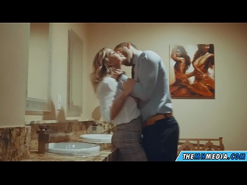 ❤️ Nuair a mheallann blonde busty tú i seomra scíthe poiblí ☑ Porn linn ❤